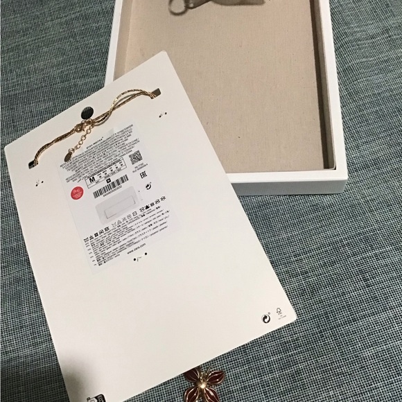 ZARA Beautiful Necklace ,Floral with Red & Gold Tone. New🌺🌺🌺🌺🌺🌺🌺🌺🌺🌺🌺 - Picture 5 of 6